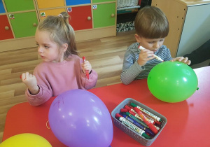 Zosia i Wojtek malują balony.